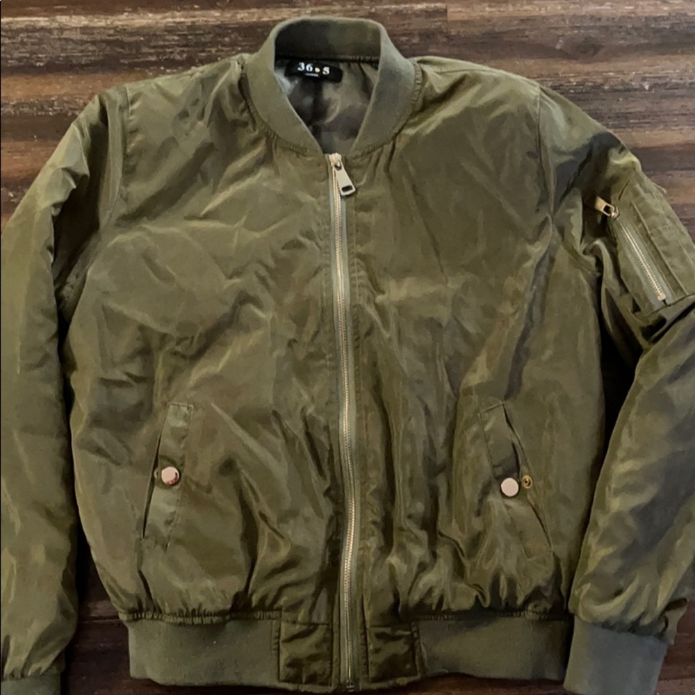 Woman’s bomber jacket sz L